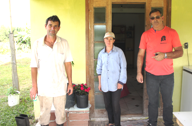 João Amaral, de Curitiba, e o casal de agricultores Odair e Julia Trizote Saldanha